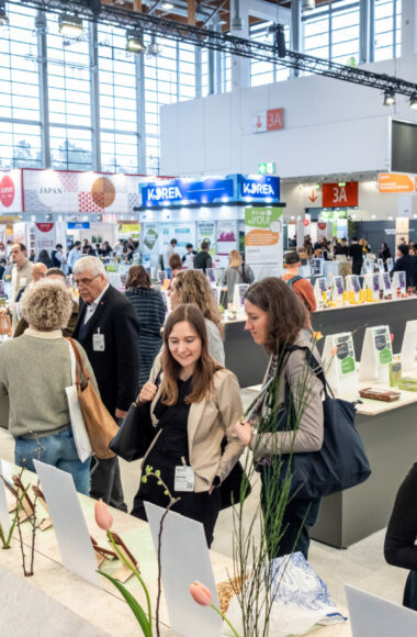 Novelty Stand and Trends. Maailman suurimmilla luomualan messuilla Biofachissa Saksan Nürnbergissä esiteltiin jälleen satoja uutuustuotteita. Kuva: NürnbergMesse / Thomas Geiger.