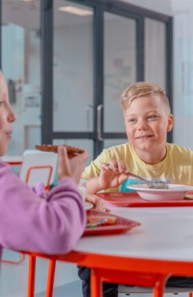 Kouluruokailussa tarjotaan luomumaitoa. Kuva: Mikko Uosukainen